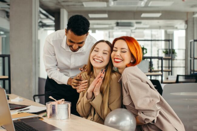 equipo-negocios-celebrando-cumpleanos-colega-pastel-oficina-celebrando-cumpleanos-empleado-lugar-trabajo friendship day