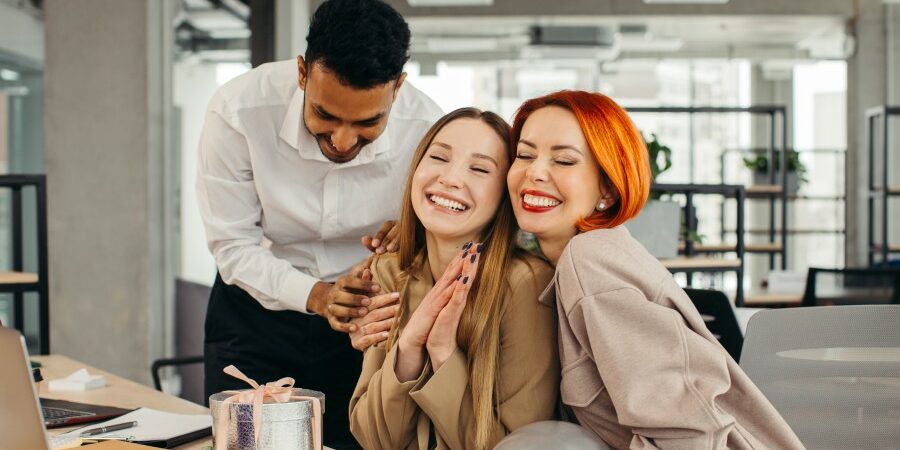 equipo-negocios-celebrando-cumpleanos-colega-pastel-oficina-celebrando-cumpleanos-empleado-lugar-trabajo friendship day