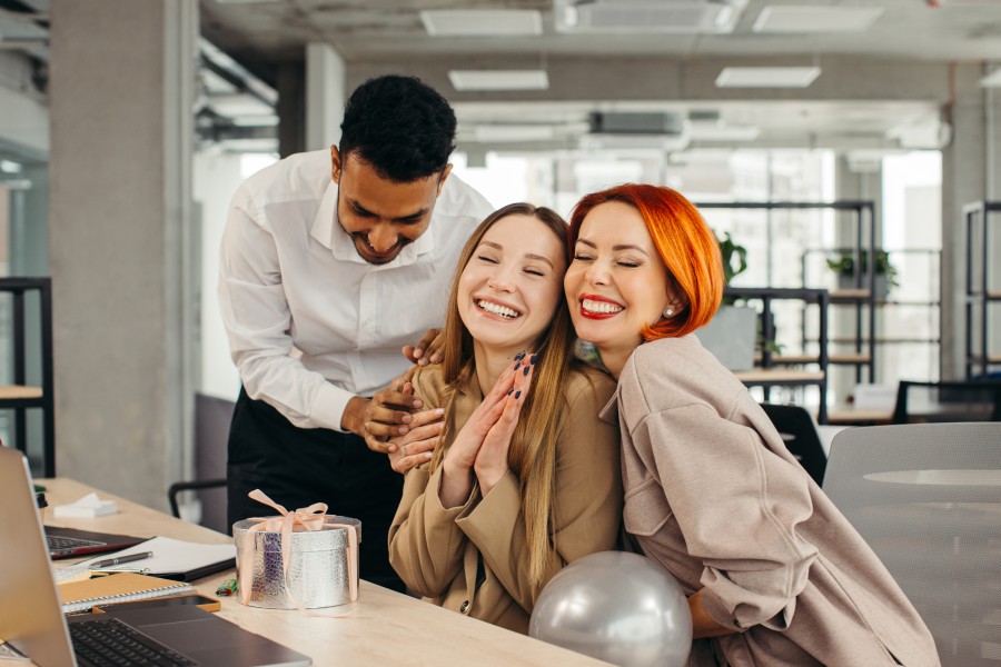 equipo-negocios-celebrando-cumpleanos-colega-pastel-oficina-celebrando-cumpleanos-empleado-lugar-trabajo friendship day